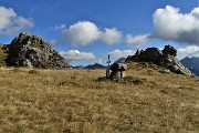 54 Originale altare  in pietra con croce sul pianoro erboso antistante lo sperone roccioso del Mincucco